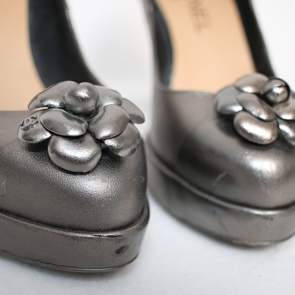 CHANEL Camellia Metallic Silver Leather Pumps Sz 36 - Picture 5 of 13